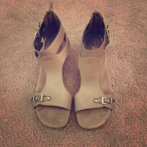 Comfy and cute! Faux leather sandals 👡